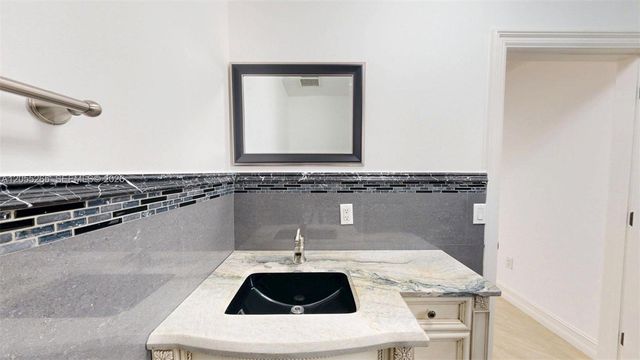 6265 W 10th Ave, Hialeah, FL 33012