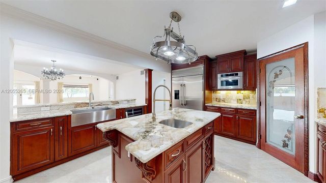 6265 W 10th Ave, Hialeah, FL 33012
