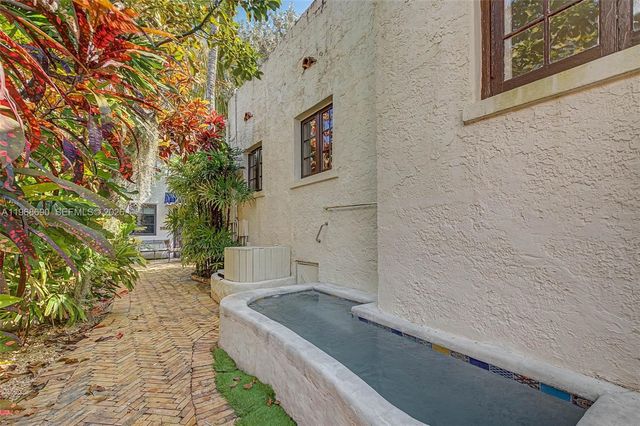 3233 Crystal Ct, Miami, FL 33133