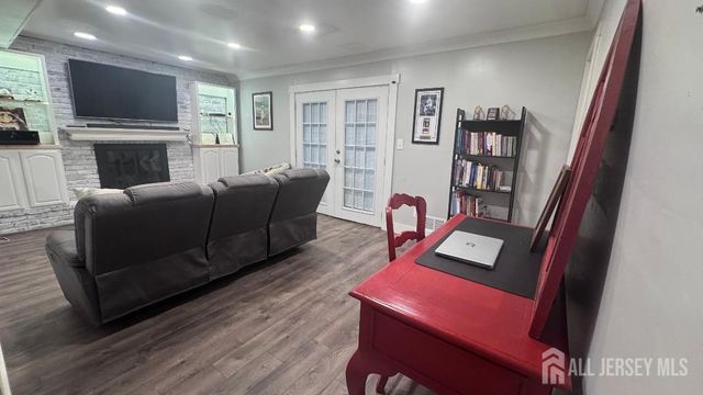 6 Tracey Drive, Milltown, NJ 08850