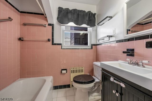 10 Charles St, Fair Lawn Boro, NJ 07410