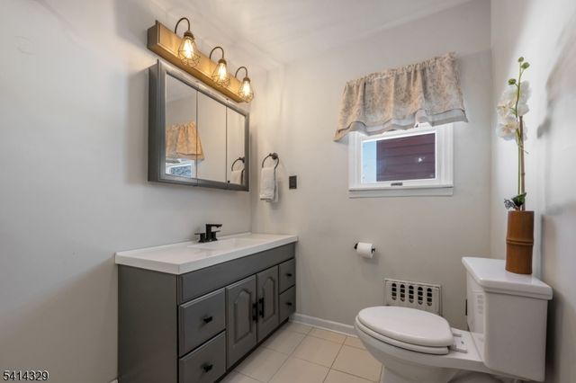 10 Charles St, Fair Lawn Boro, NJ 07410