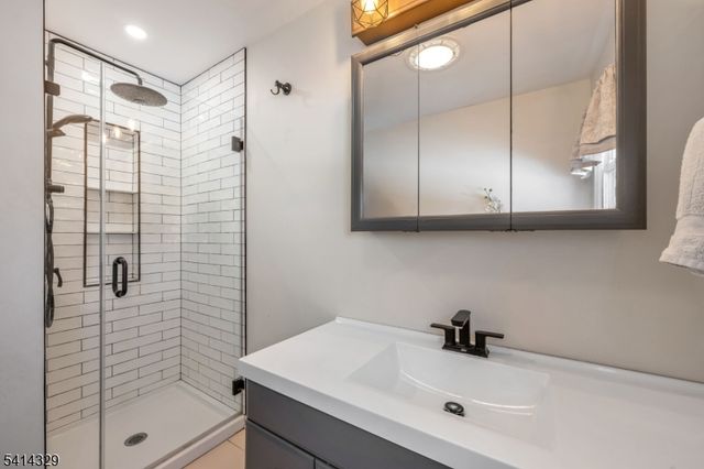 10 Charles St, Fair Lawn Boro, NJ 07410