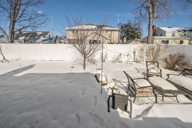 10 Charles St, Fair Lawn Boro, NJ 07410