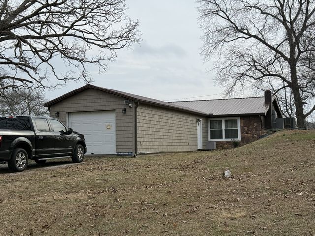 201 S Point Dr, Camden, TN 38320