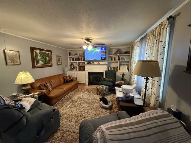 201 S Point Dr, Camden, TN 38320