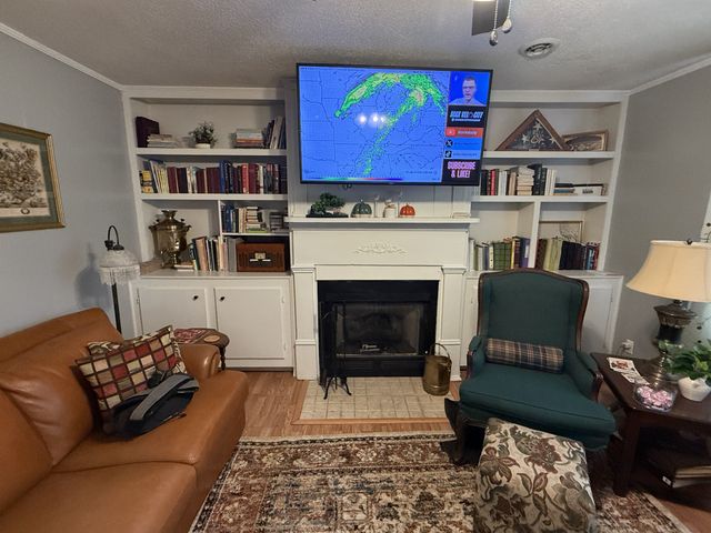 201 S Point Dr, Camden, TN 38320