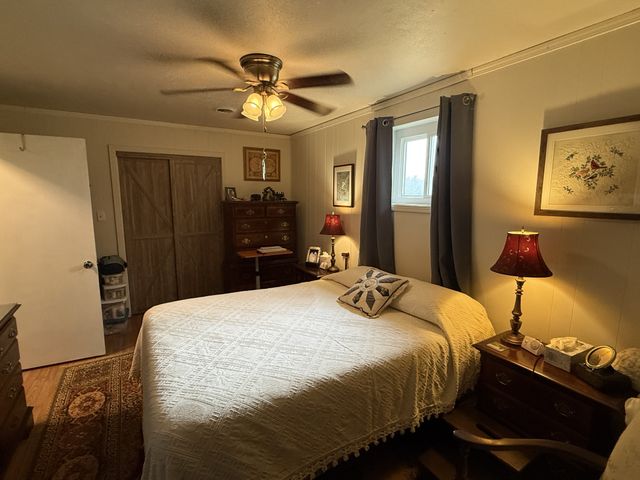 201 S Point Dr, Camden, TN 38320