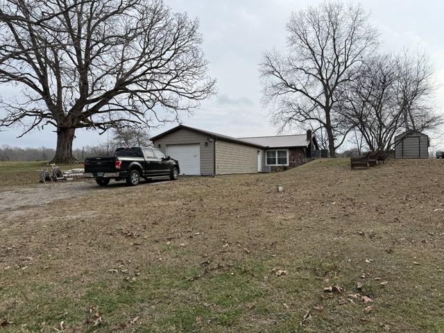 201 S Point Dr, Camden, TN 38320