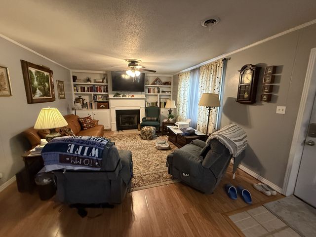 201 S Point Dr, Camden, TN 38320