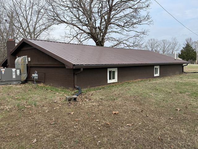 201 S Point Dr, Camden, TN 38320