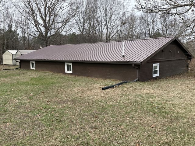 201 S Point Dr, Camden, TN 38320