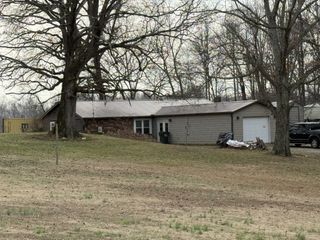 201 S Point Dr, Camden, TN 38320