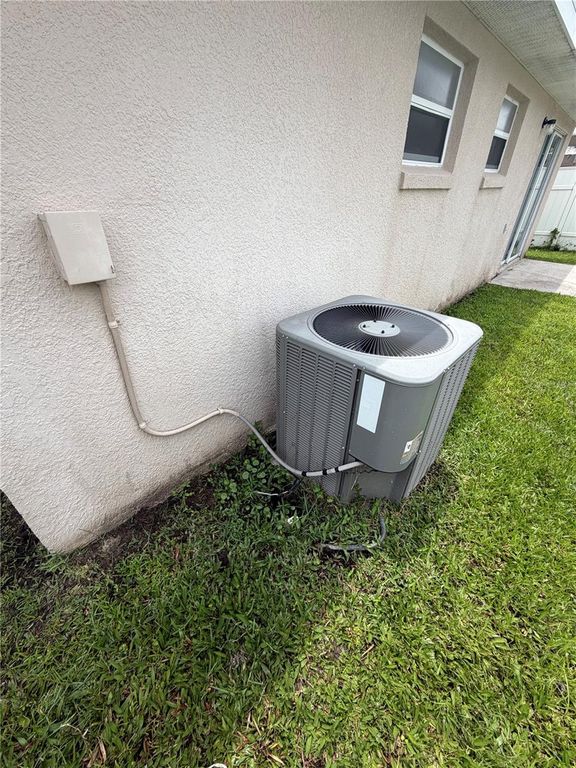 Image 22 of property listing at 2413 RUDDENSTONE WAY, Kissimmee, FL 34744