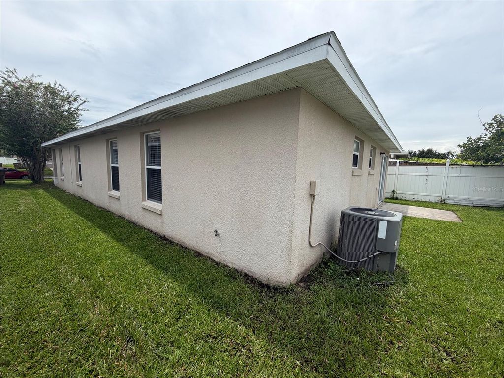 Image 23 of property listing at 2413 RUDDENSTONE WAY, Kissimmee, FL 34744
