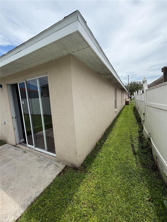 Image 24 of property listing at 2413 RUDDENSTONE WAY, Kissimmee, FL 34744