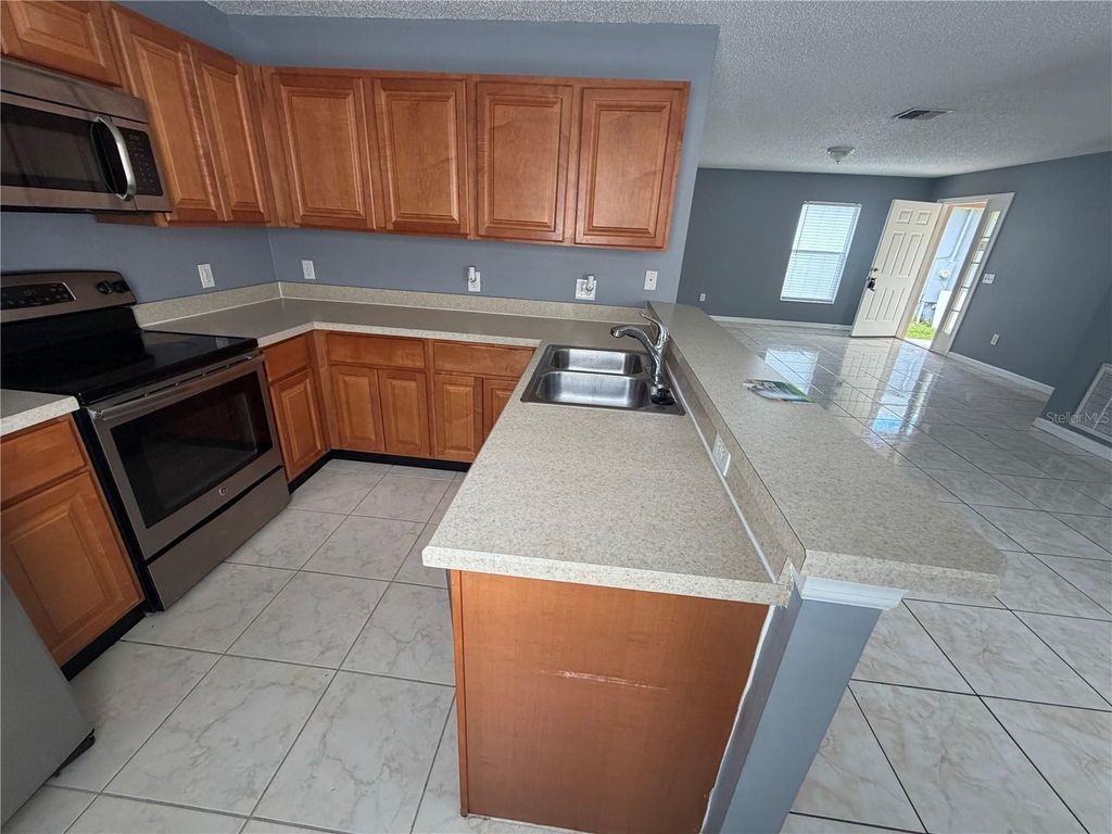 Image 9 of property listing at 2413 RUDDENSTONE WAY, Kissimmee, FL 34744