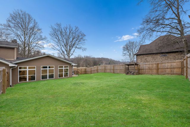 1285 Sandy Valley Rd, Hendersonville, TN 37075