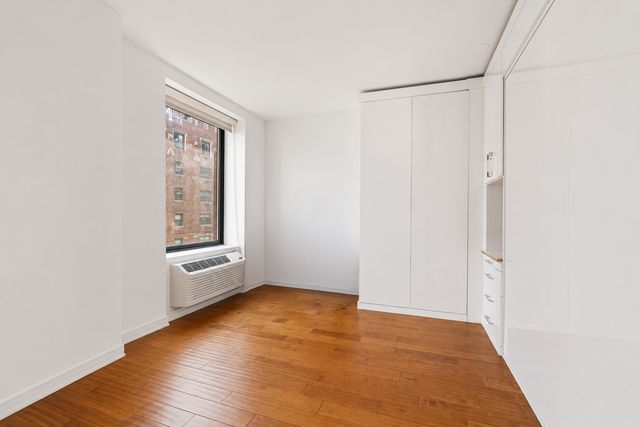 40 E Delaware Place 1502, Chicago, IL 60611