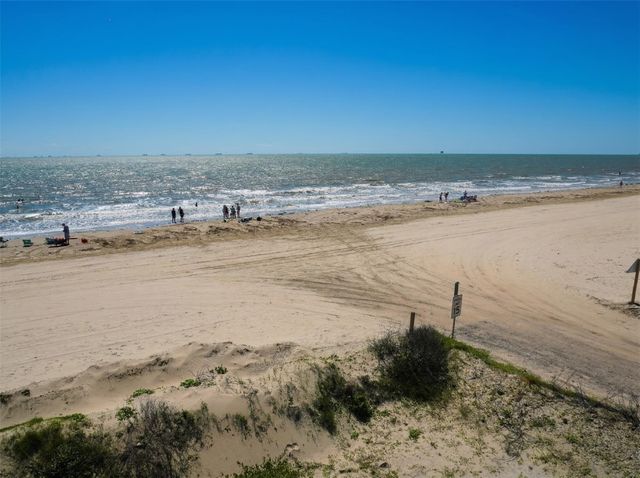 993 Gulf Road, Crystal Beach, TX 77650