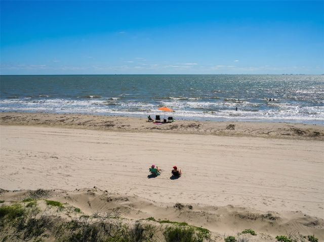 993 Gulf Road, Crystal Beach, TX 77650