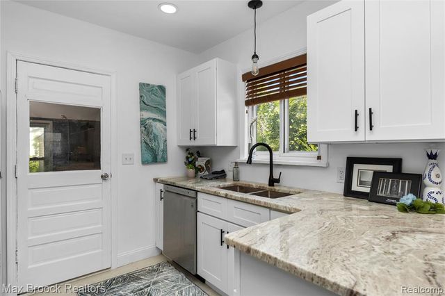 84 W Browning Avenue, Hazel Park, MI 48030