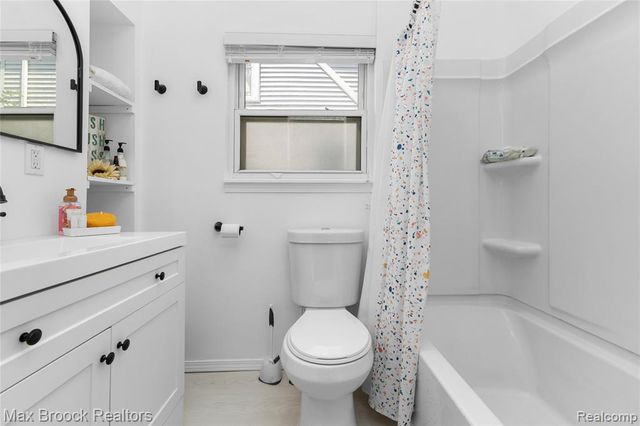 84 W Browning Avenue, Hazel Park, MI 48030