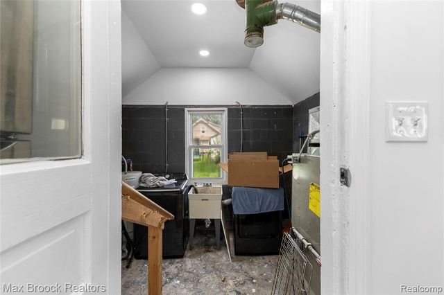 84 W Browning Avenue, Hazel Park, MI 48030