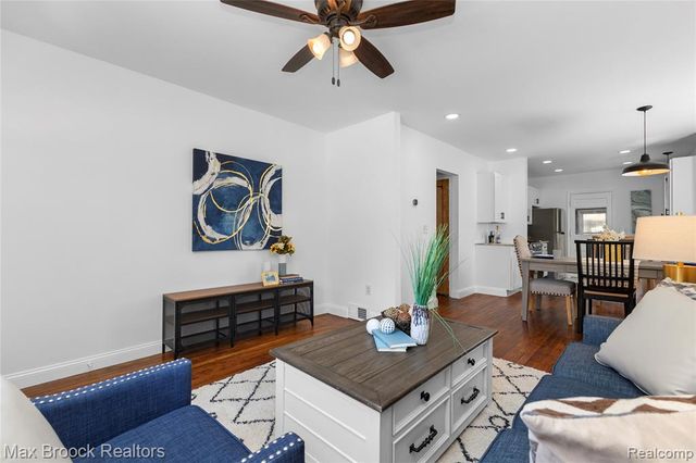 84 W Browning Avenue, Hazel Park, MI 48030