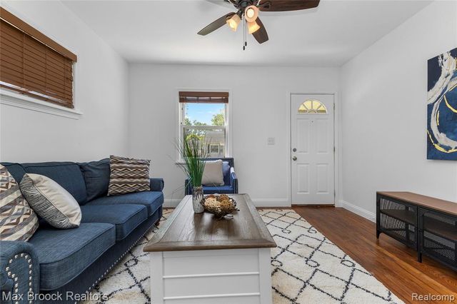 84 W Browning Avenue, Hazel Park, MI 48030