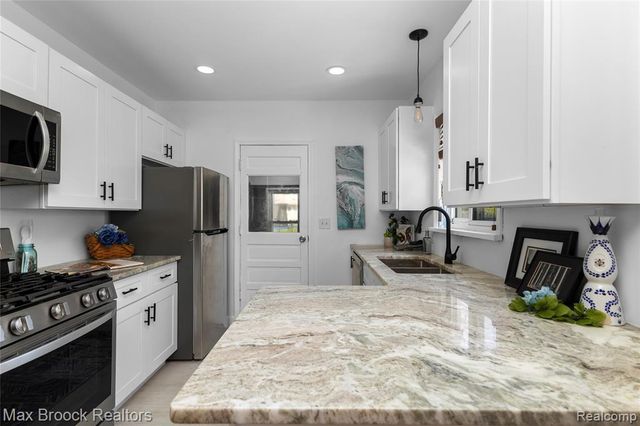84 W Browning Avenue, Hazel Park, MI 48030
