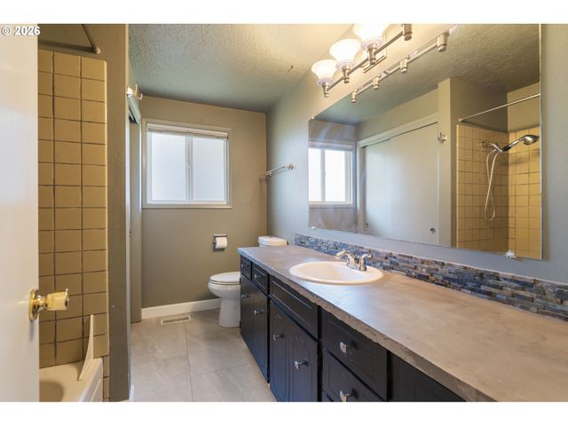 17090 Se PINE CONE Ln, Milwaukie, OR 97267