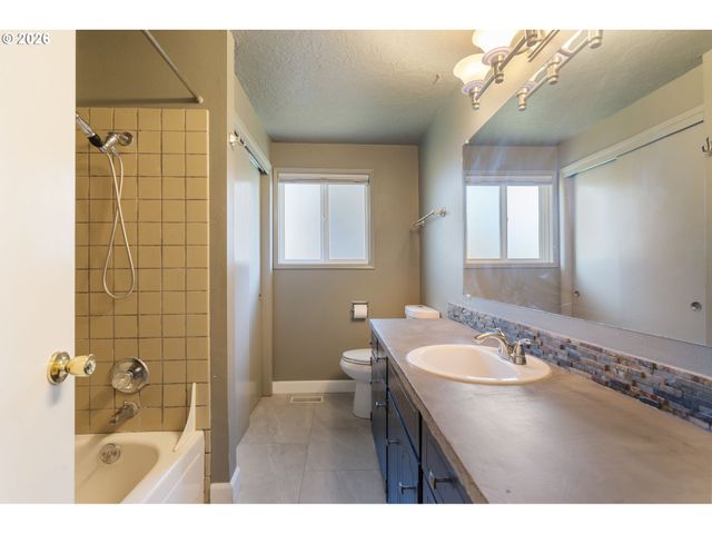 17090 Se PINE CONE Ln, Milwaukie, OR 97267