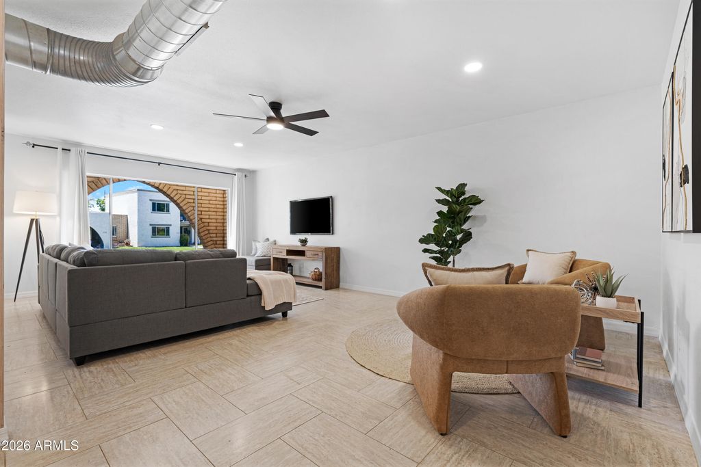 Image 10 of property listing at 7722 E VERNON Avenue, Scottsdale, AZ 85257