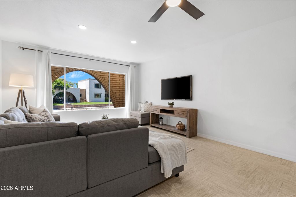 Image 12 of property listing at 7722 E VERNON Avenue, Scottsdale, AZ 85257
