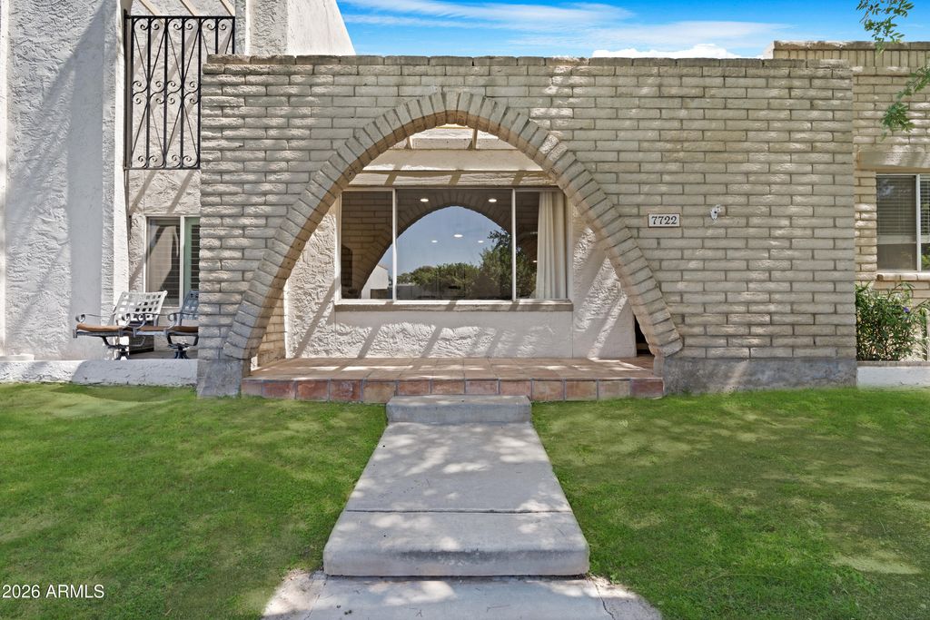 Image 5 of property listing at 7722 E VERNON Avenue, Scottsdale, AZ 85257