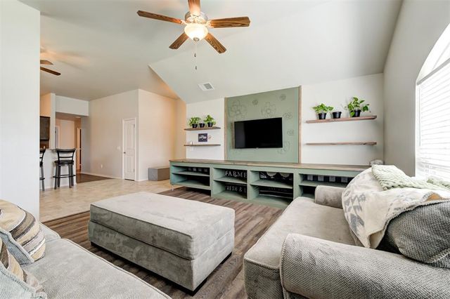 1109 Hickory Creek Drive, Yukon, OK 73099