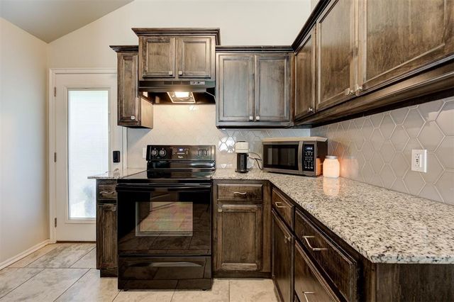 1109 Hickory Creek Drive, Yukon, OK 73099