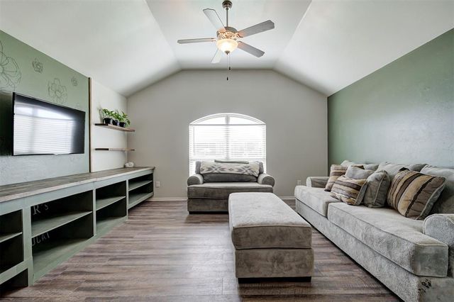 1109 Hickory Creek Drive, Yukon, OK 73099