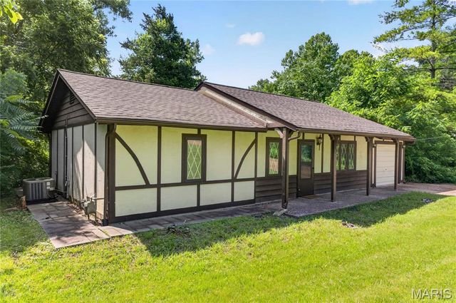 12 Edgewood Lane, Belleville, IL 62223