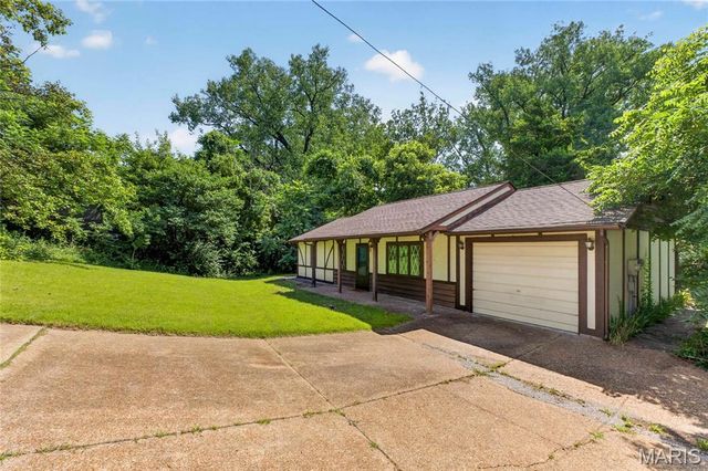 12 Edgewood Lane, Belleville, IL 62223