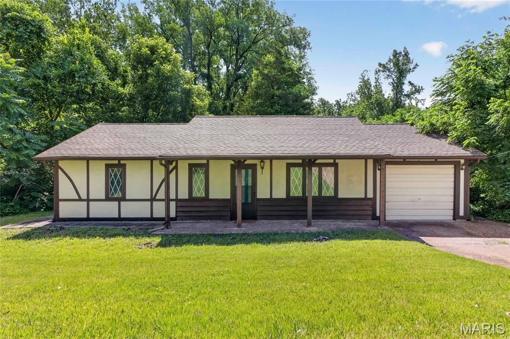 12 Edgewood Lane, Belleville, IL 62223