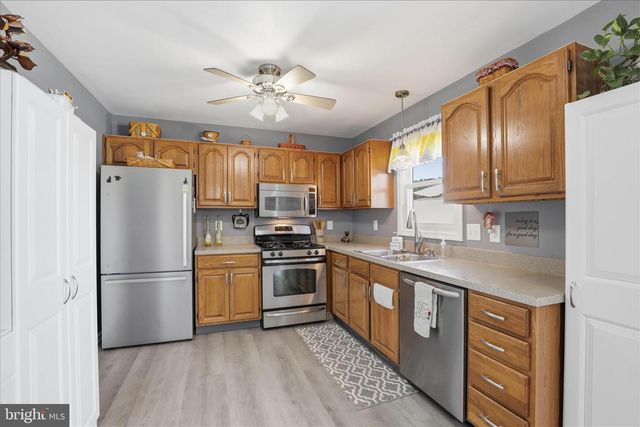 89 RED STONE CIR, Reinholds, PA 17569
