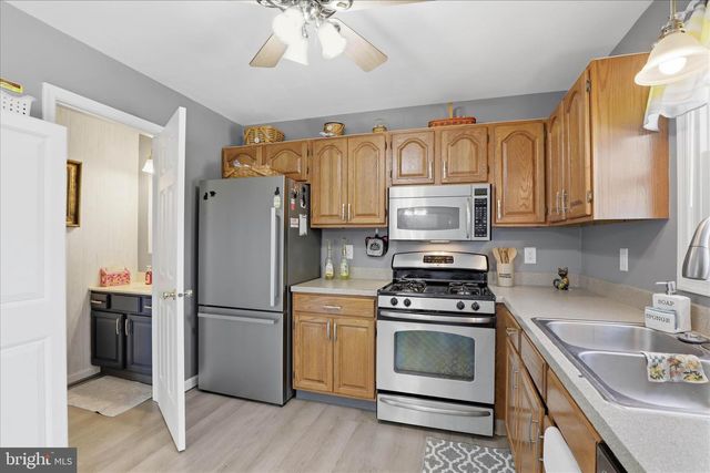 89 RED STONE CIR, Reinholds, PA 17569