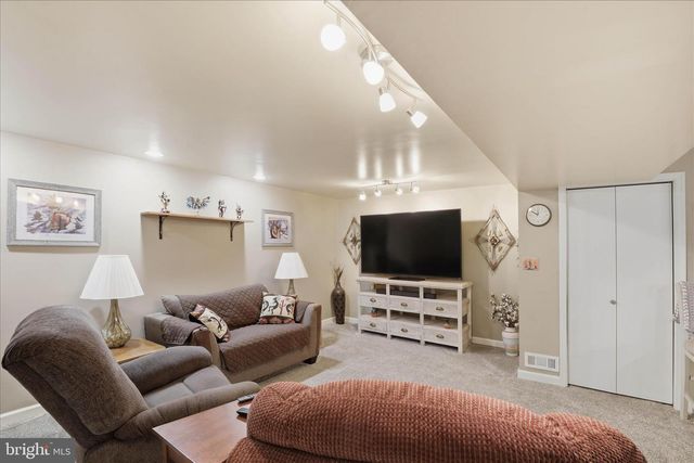 89 RED STONE CIR, Reinholds, PA 17569