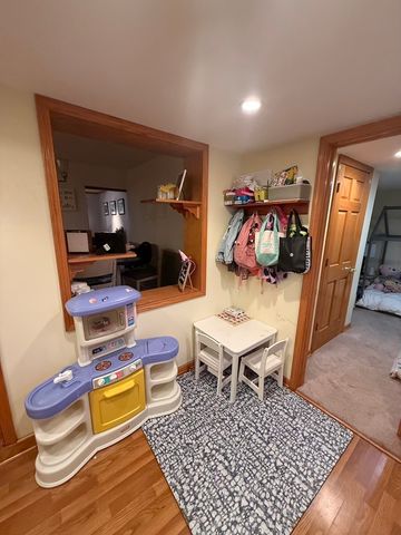 8253 N Washington Street, Niles, IL 60714