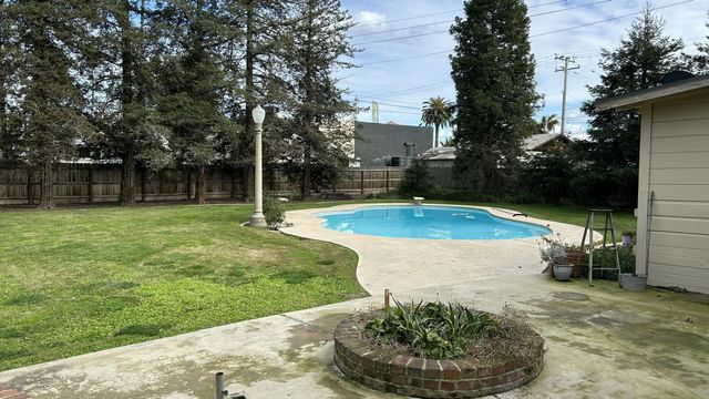 234 S D Street, Tulare, CA 93274