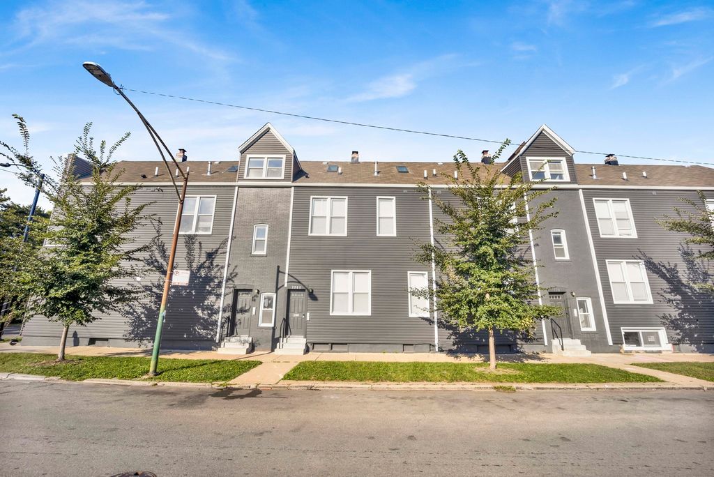 3300 W Pershing Road 3R, Chicago, IL 60632