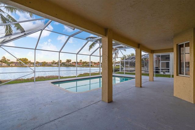 714 Heritage Dr, Weston, FL 33326