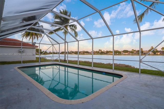 714 Heritage Dr, Weston, FL 33326